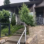 Mit Eigenem Garten Und Terrasse *